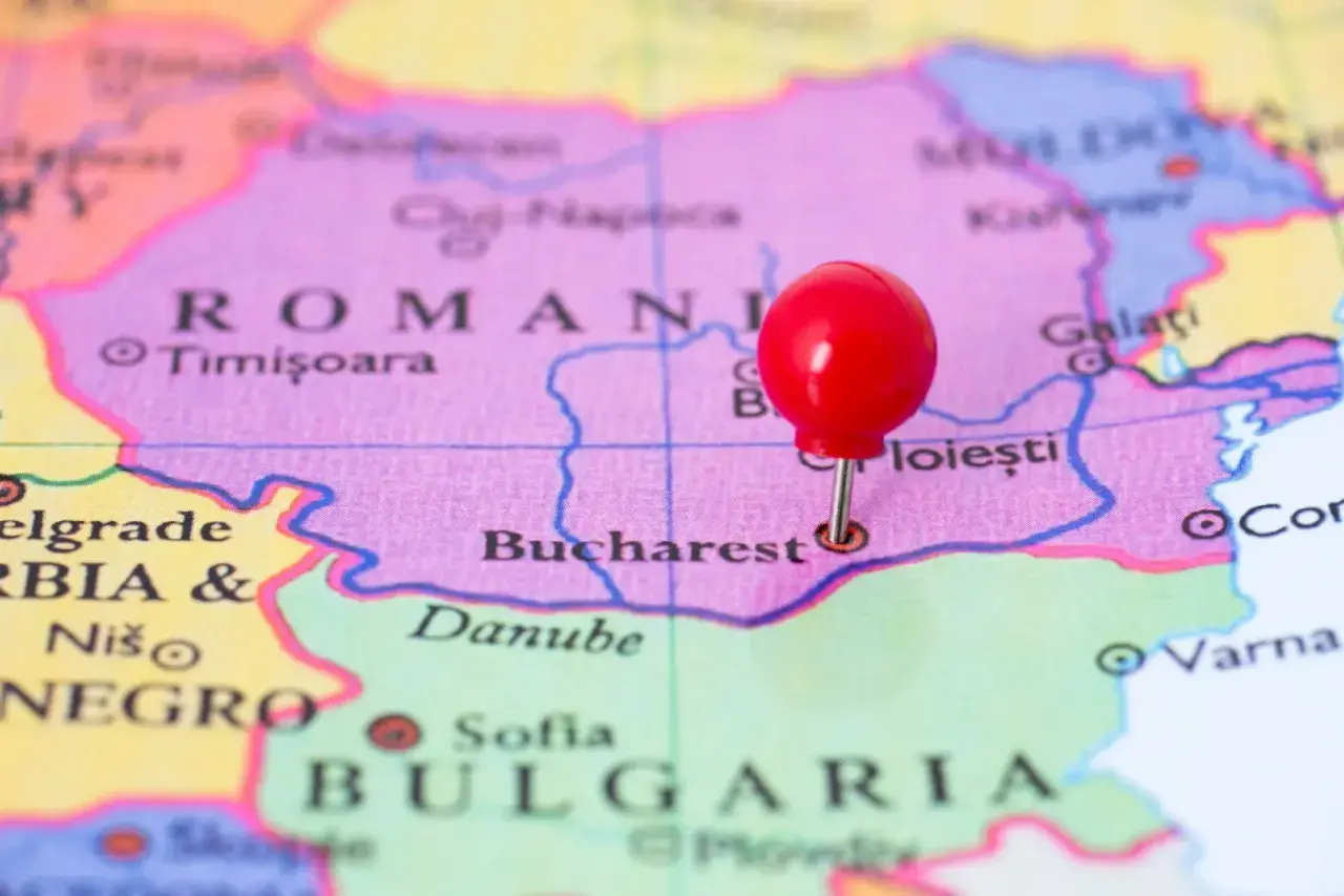 Czerwona pinezka na mapie zaznacza Bukareszt w Rumunii. Czy Bułgaria jest w Schengen? Mapa pokazuje też Sofię i Płowdiw.