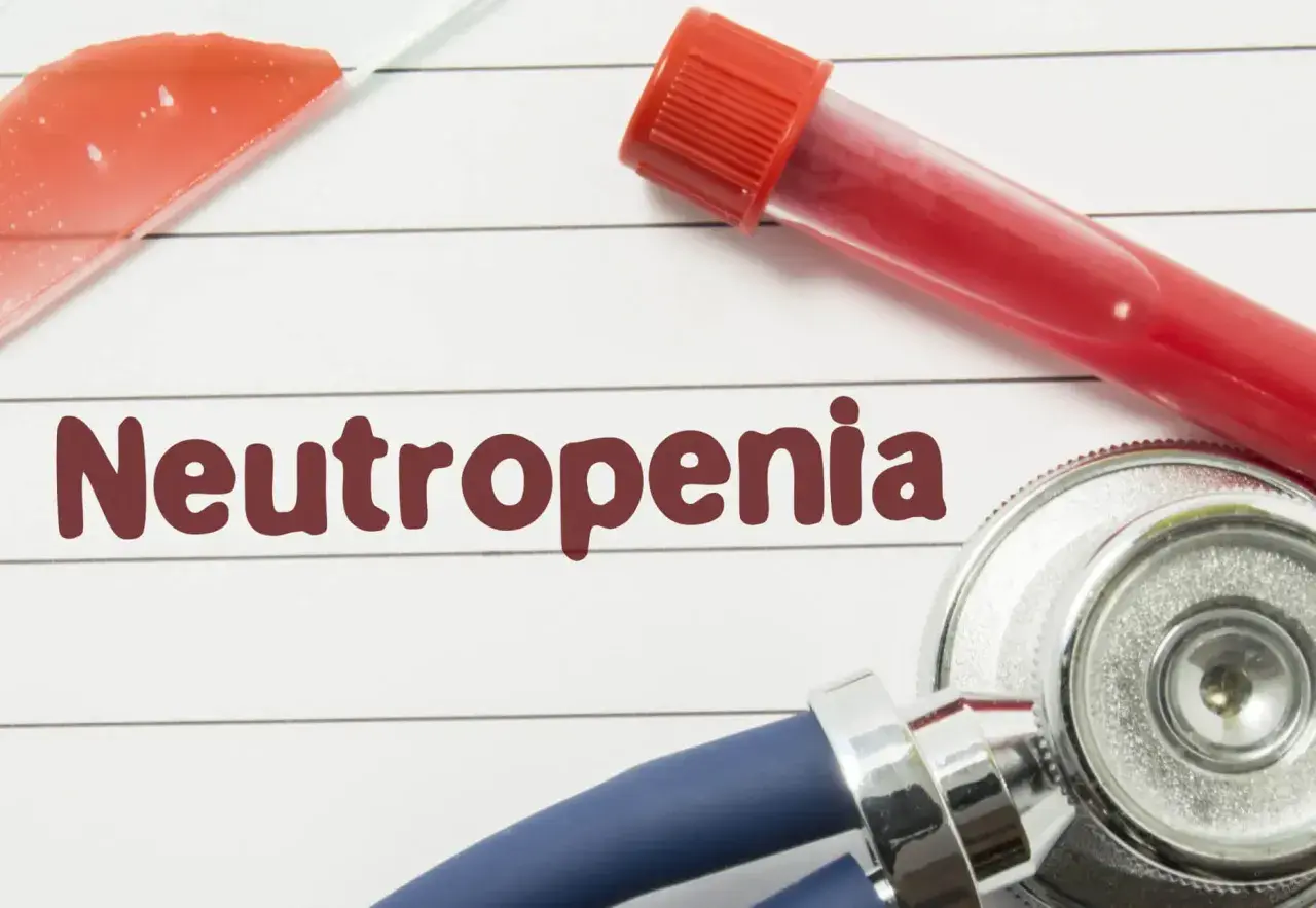 Badanie krwi i stetoskop, słowo "Neutropenia" na papierze.