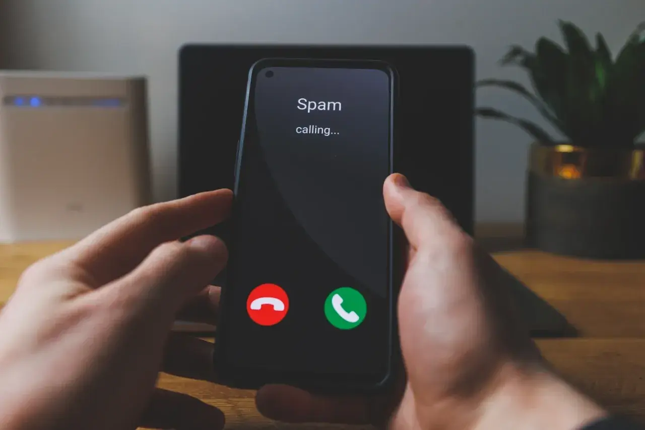 Telefon pokazuje "Spam calling...". Zastanawiasz się, jak zablokować niechciane połączenie.