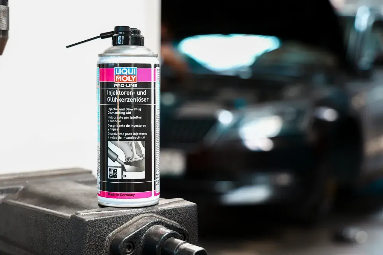 Puszka preparatu Liqui Moly do demontażu wtryskiwaczy i świec żarowych, pomocna przy czyszczeniu wtryskiwaczy diesla.