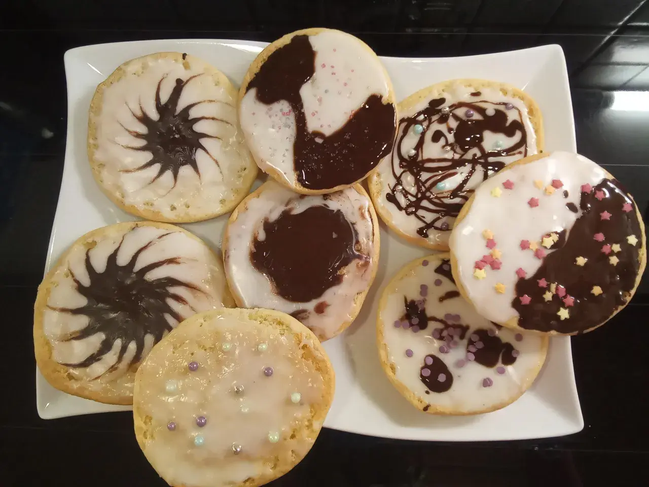 Amerikaner Kekse mit Zuckerguss und Schokoladendekor, inspiriert von Rezepten, die man auch mit dem Thermomix zubereiten kann.