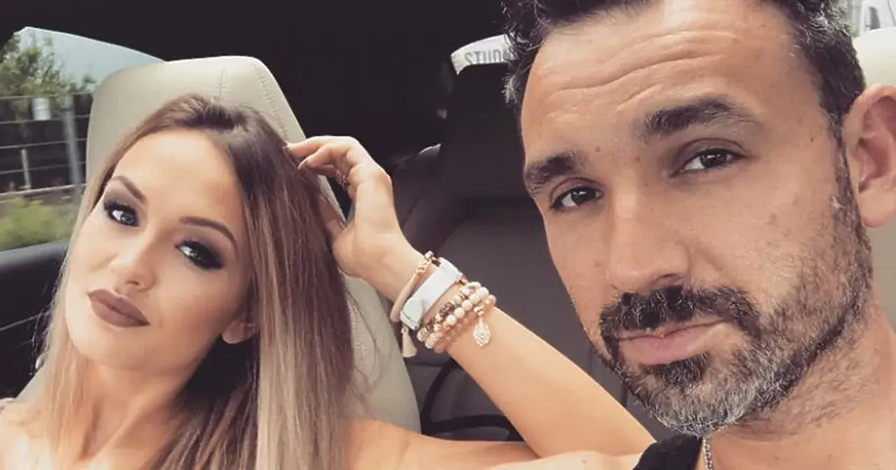 Mateusz Ziółko z żoną w samochodzie, ona poprawia włosy, on robi selfie.