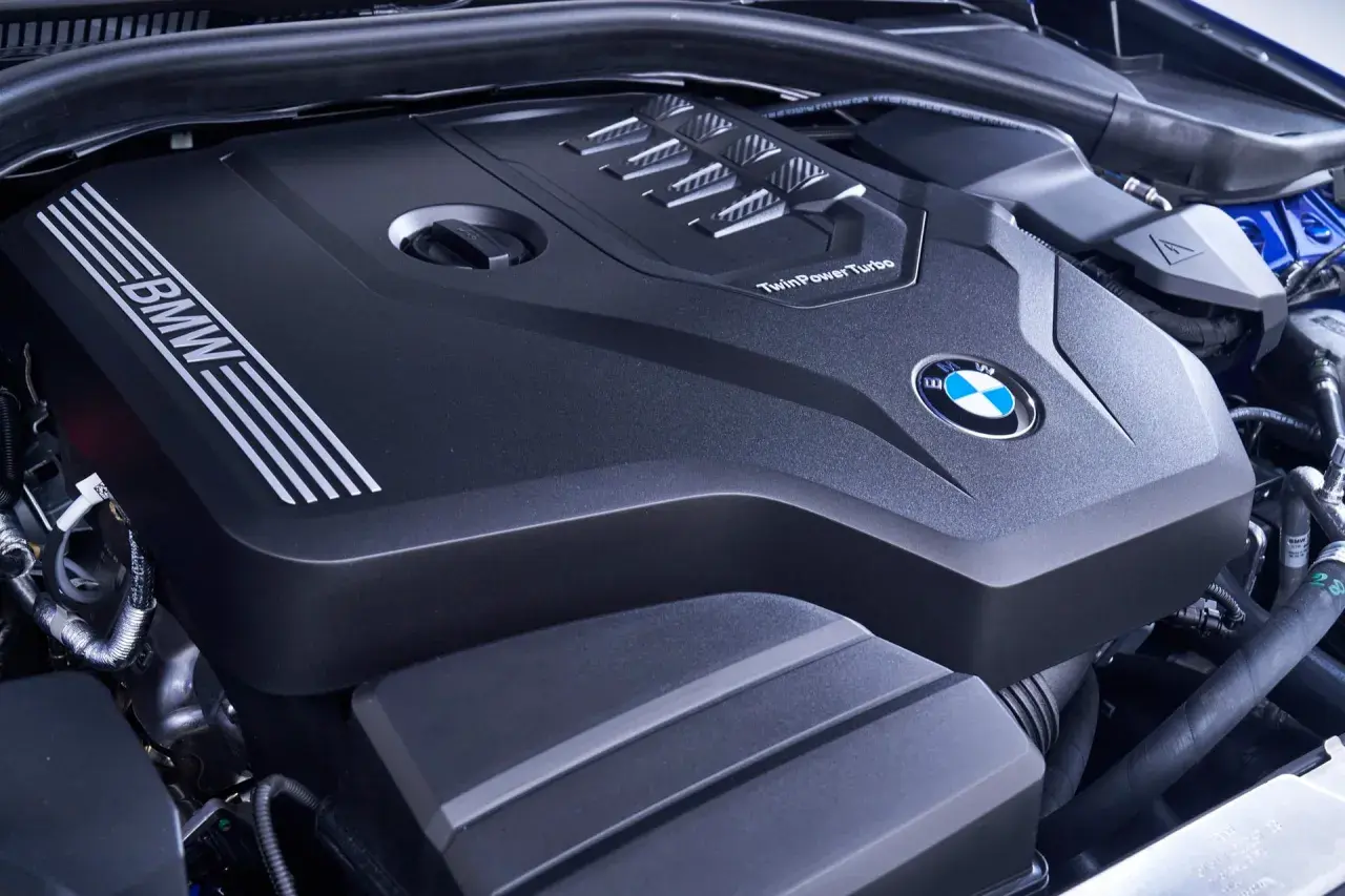 Silnik BMW TwinPower Turbo, model b48, z logo BMW.