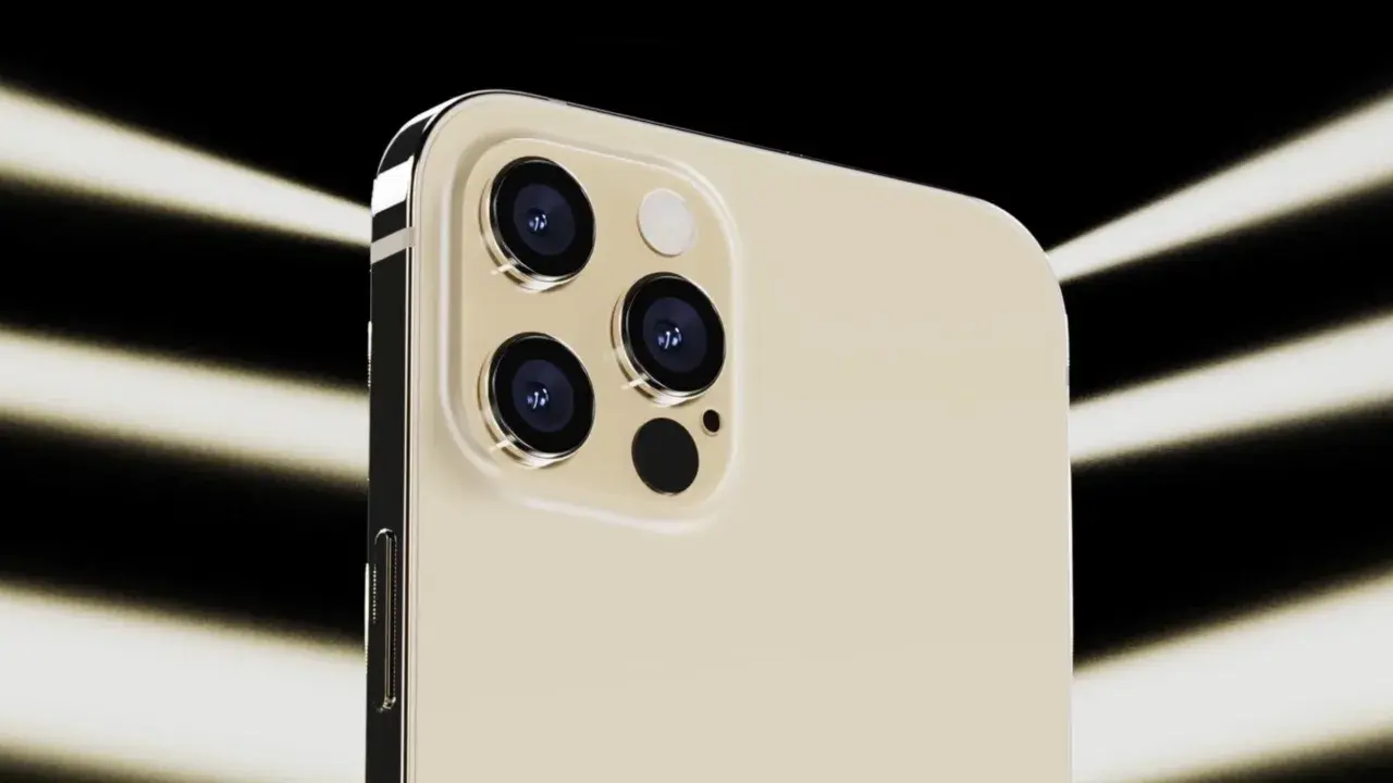 Dettaglio del modulo fotocamera dell'iPhone 12, con tre obiettivi e flash. La fotocamera megapixel cattura ogni dettaglio.
