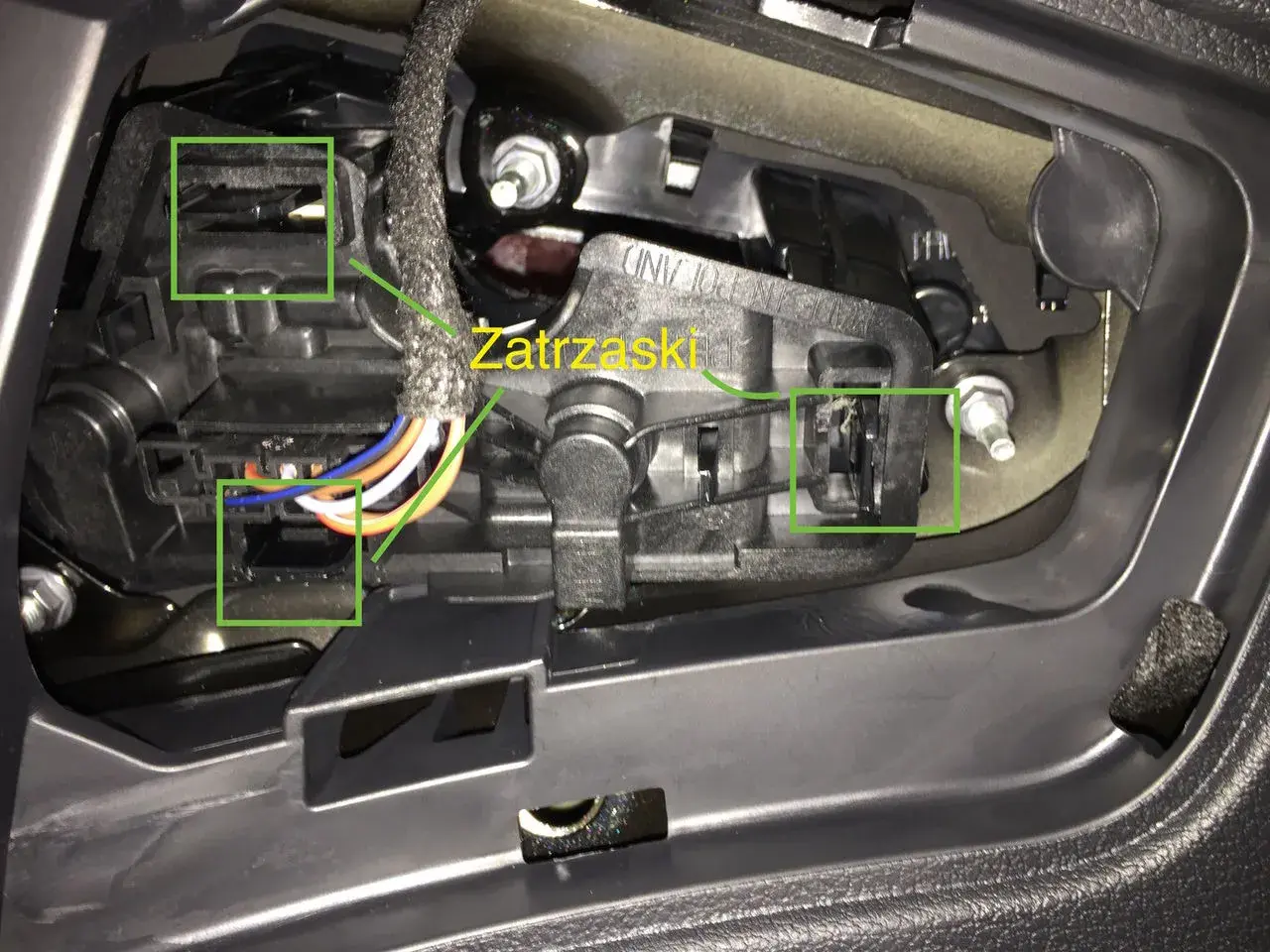 Audi A3 8P wymiana żarówki tył. Widoczne zatrzaski i wiązka przewodów w kloszu lampy.