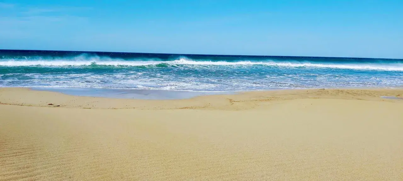Piękne plaże Pafos z falami rozbijającymi się o brzeg. Idealne miejsce na relaks.