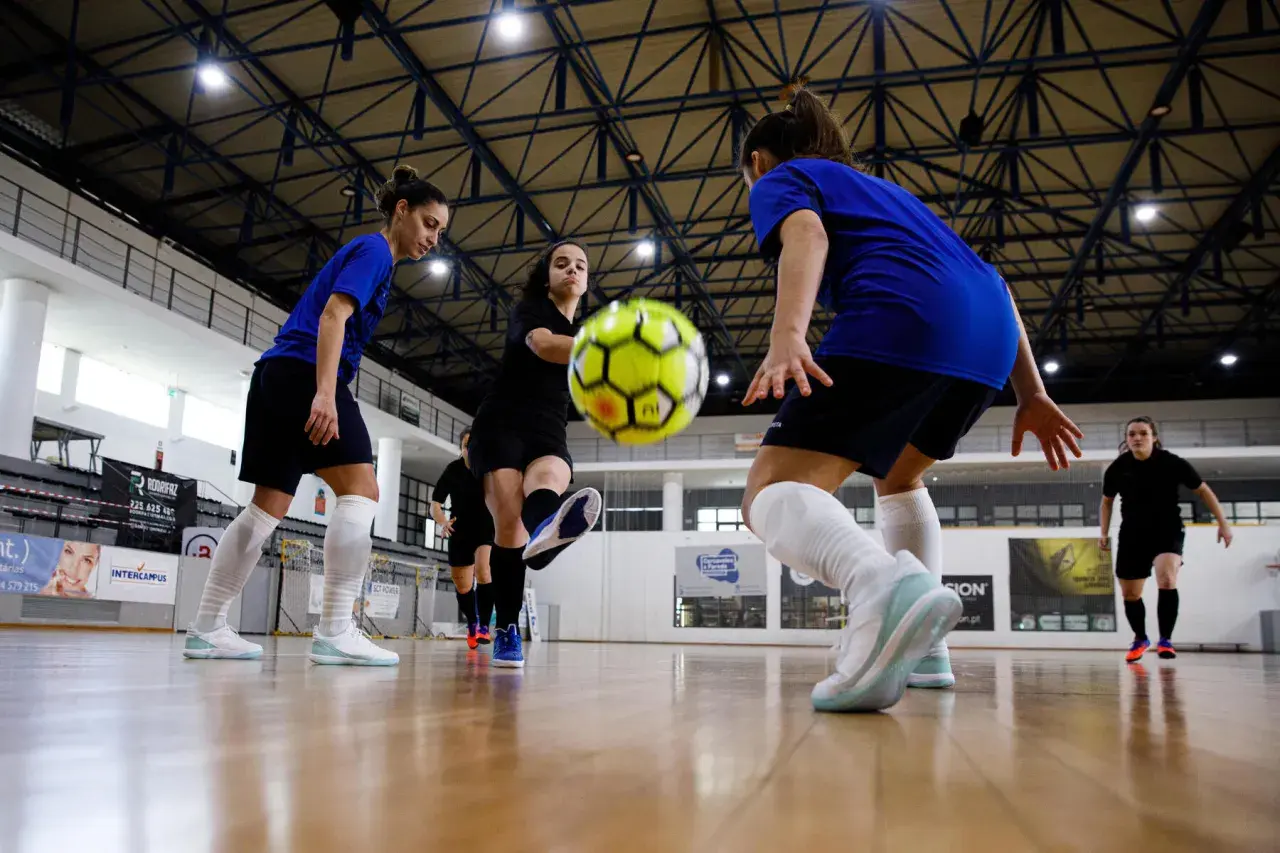 Piłkarki walczą o piłkę na hali. Zastanawiasz się, ile trwa mecz futsalu? To dynamiczna gra!