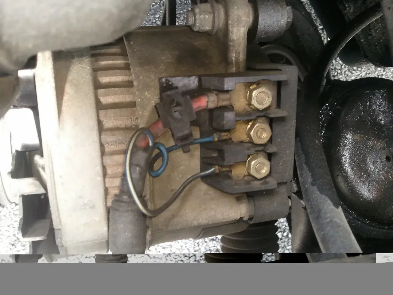 Alternateur de voiture avec fils connectés. Aide à diagnostiquer comment savoir si batterie HS ou alternateur.