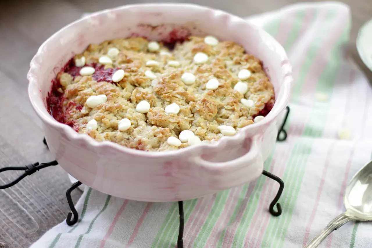 En nybakad hallonpaj med vit choklad, perfekt för ett mysigt fika. Detta hallonpaj recept är en favorit!