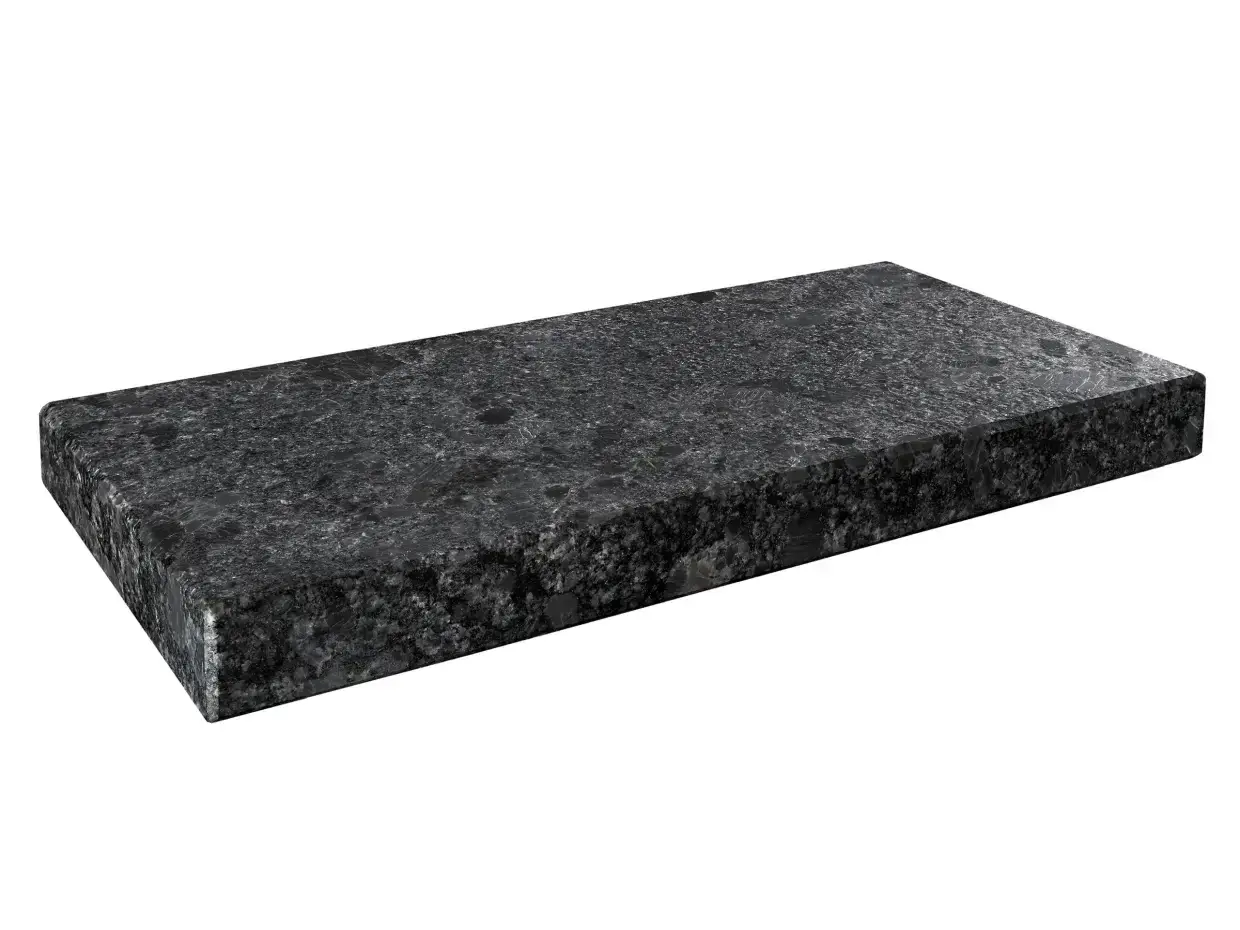 Granitowy parapet w ciemnych kolorach, z widocznym ziarnistym wzorem. Idealny do nowoczesnych wnętrz.