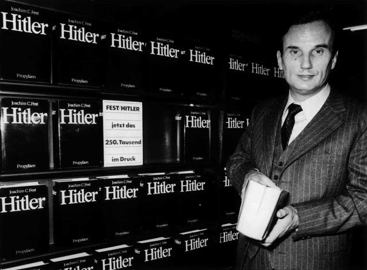 Martina Steber präsentiert Joachim C. Fests "Hitler"-Biografie, die sich 250.000 Mal verkauft hat.