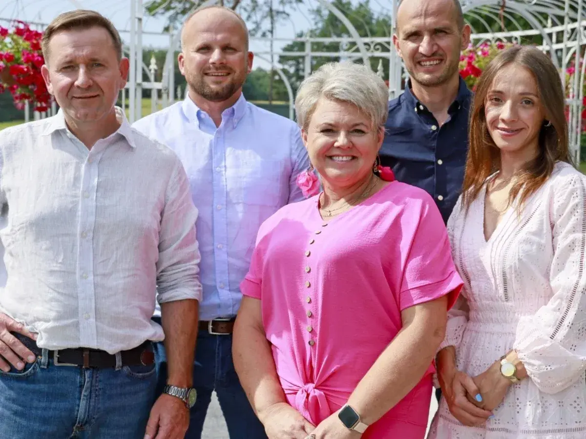 Uczestnicy programu "Rolnik szuka żony 11" pozują do zdjęcia. Wszyscy uśmiechnięci, gotowi na nowe znajomości.
