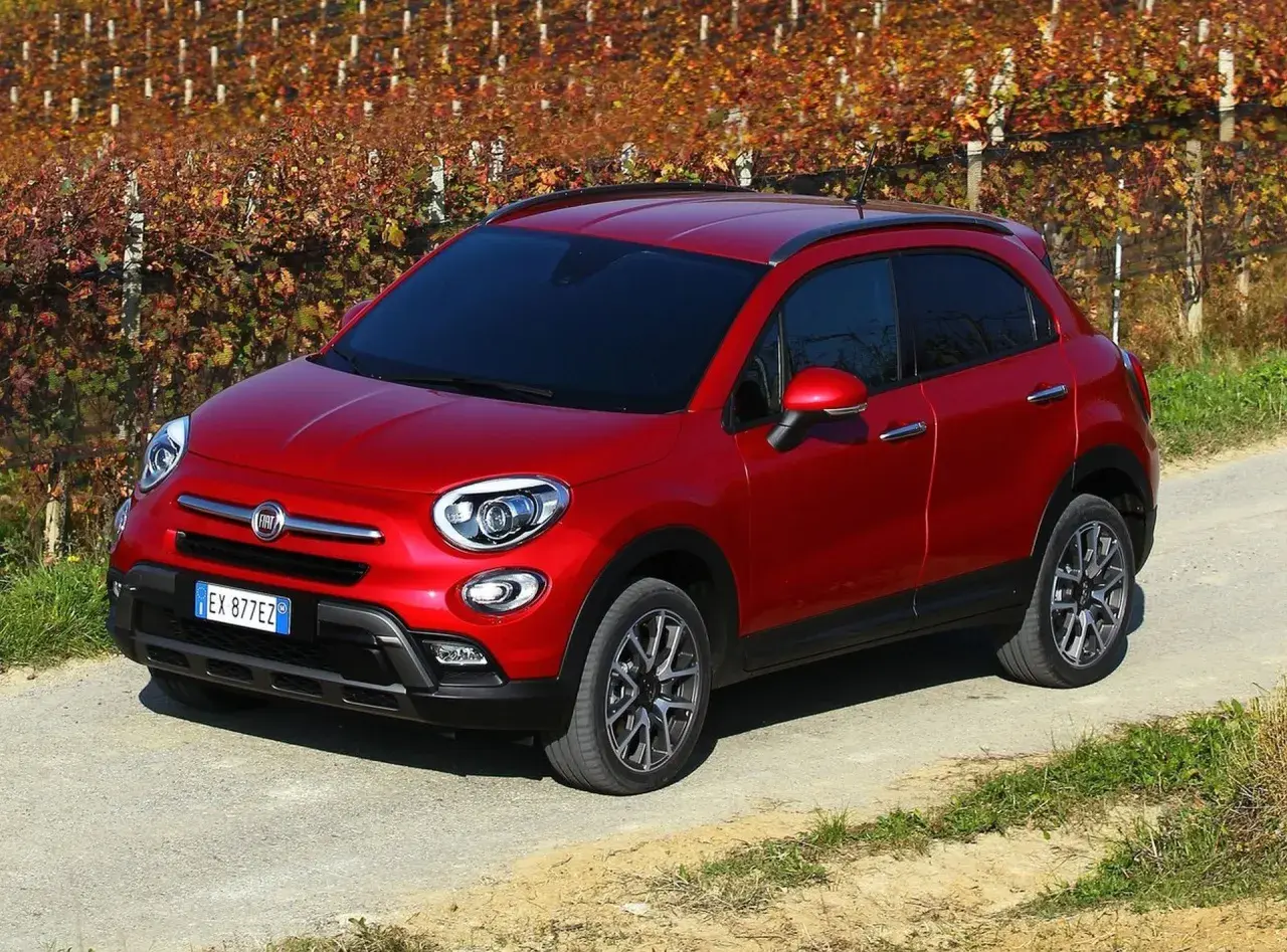 Czerwony Fiat 500 XL na tle jesiennych winnic.