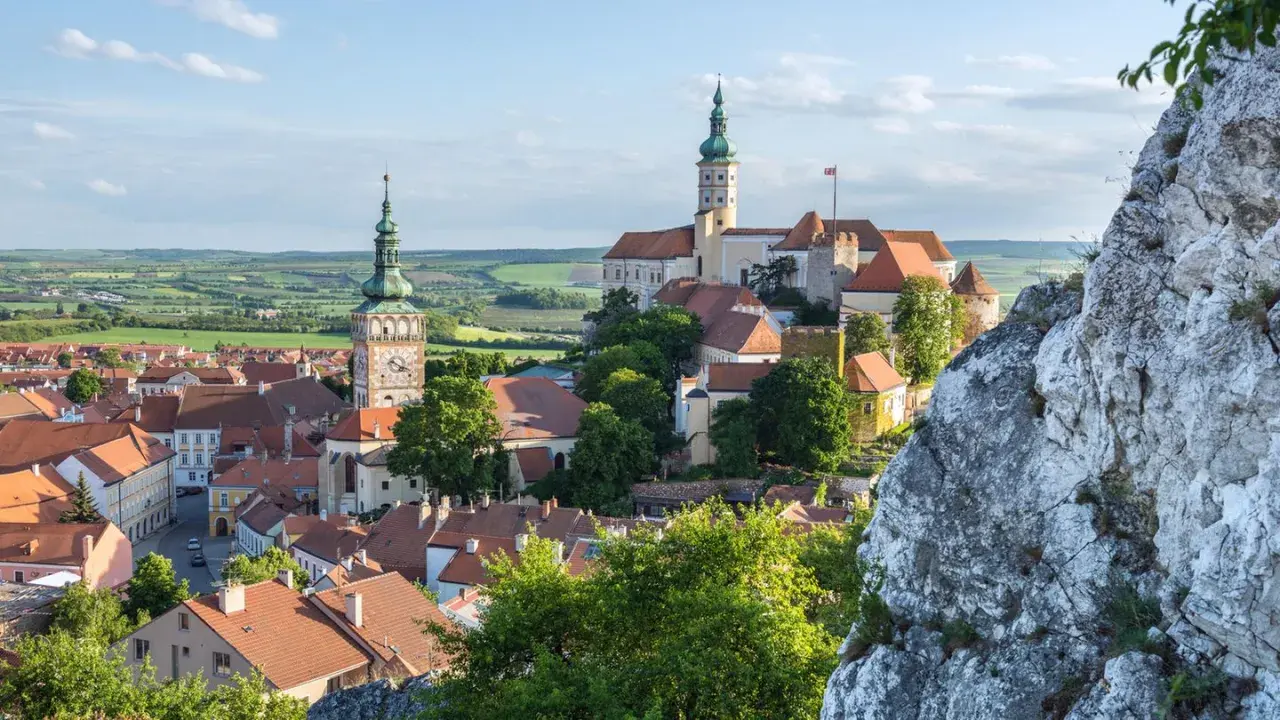 Blick auf eine malerische Stadt mit Kirchturm und Schloss, ein echter Geheimtipp Tschechien Urlaub.