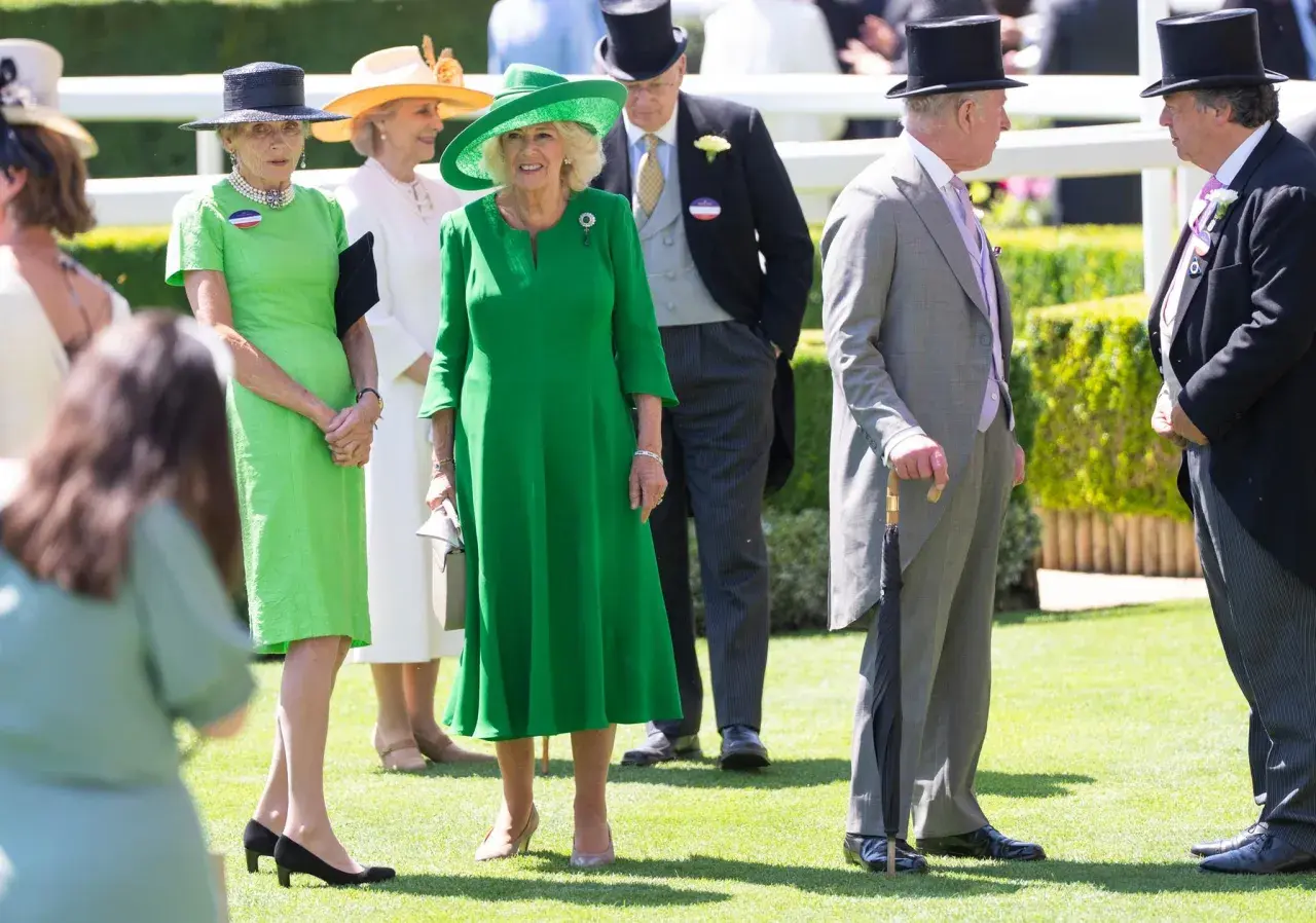Königliche Gäste in grünen Kleidern und Zylindern, die den Royal Ascot Dresscode befolgen.