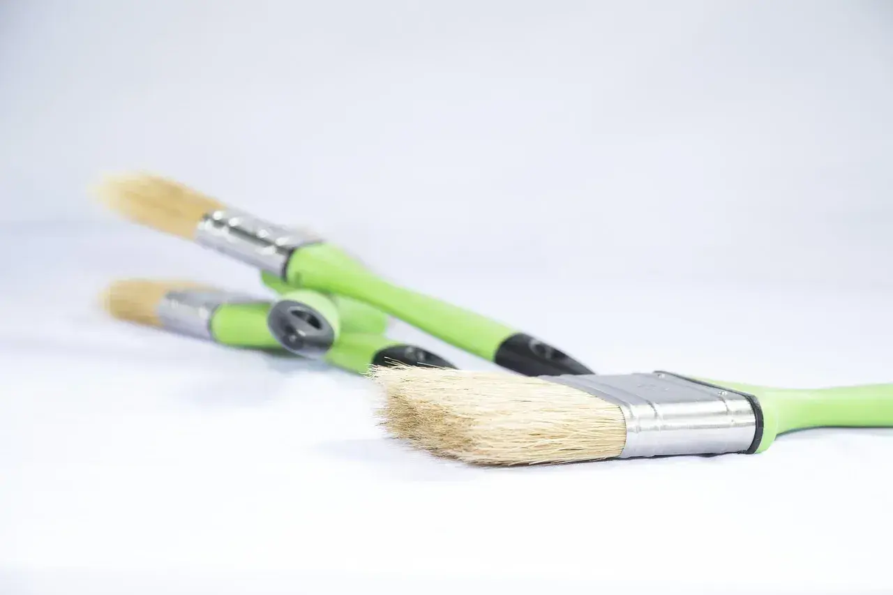 Rzeźba z recyklingu: Zmień odpady w sztukę! Poradnik DIY