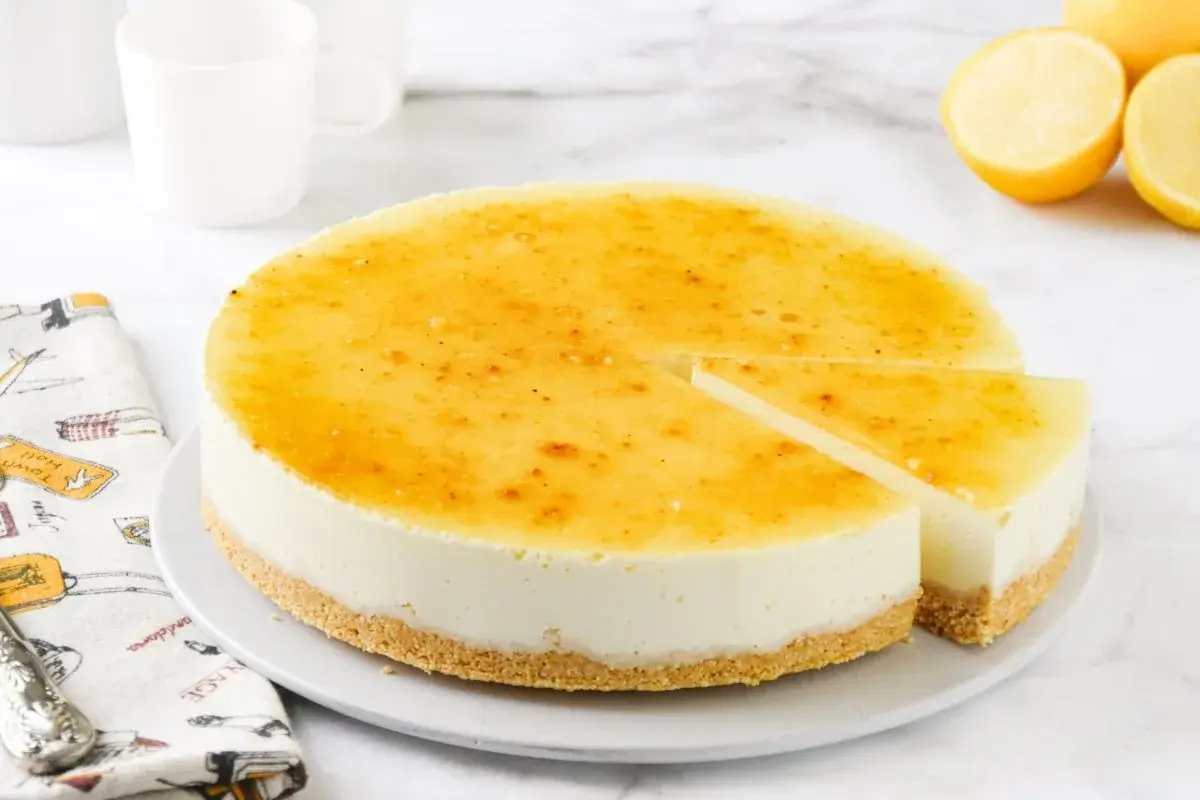 Deliciosa tarta de limón sin horno, con una capa superior dorada y cremosa. Perfecta para refrescar cualquier momento.