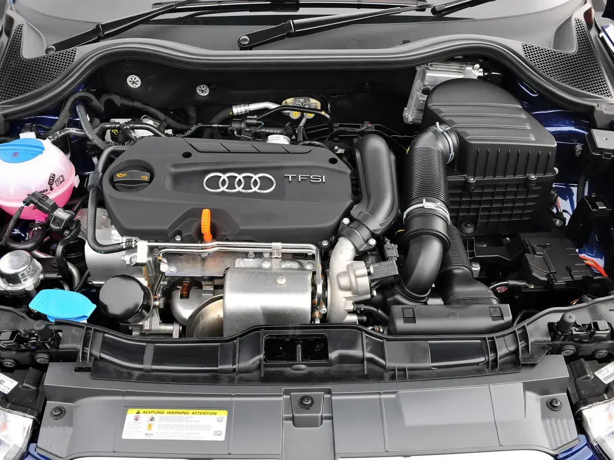 Silnik Audi 55 TFSI. Turbosprężarka i układ dolotowy widoczne w komorze silnika.