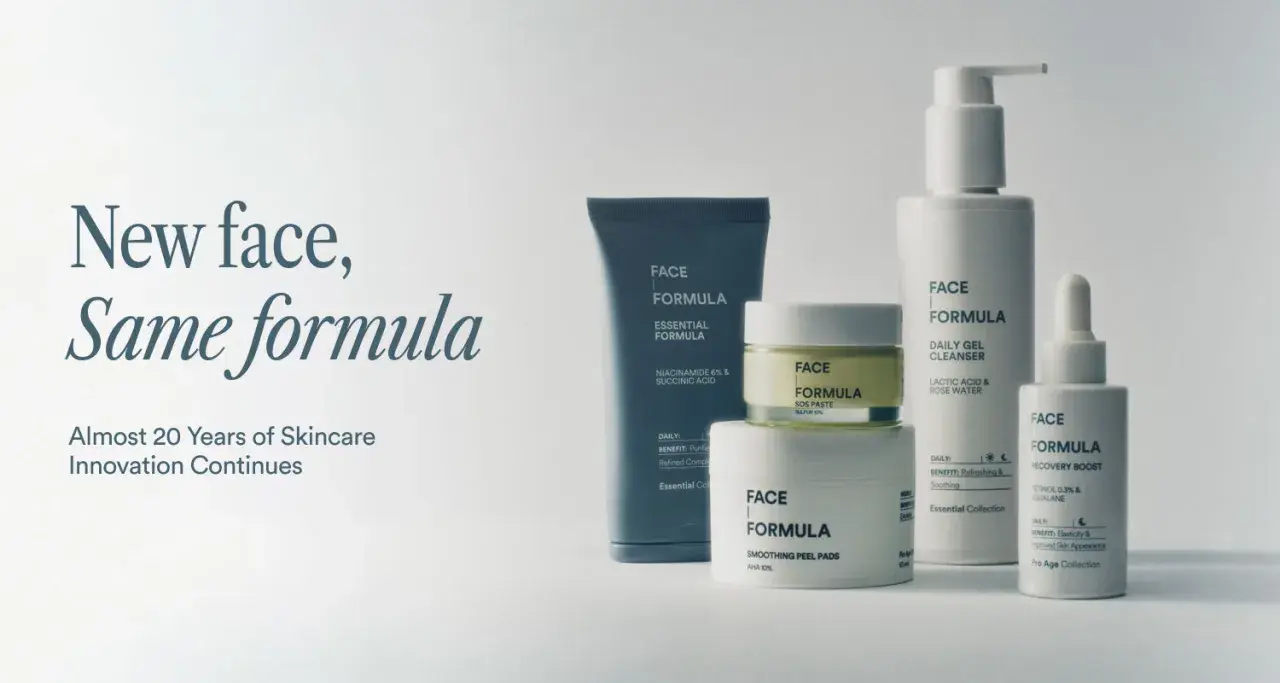 Face Formula-produkter i minimalistisk design. Texten "New face, Same formula" antyder en beprövad hudvårdsformel.