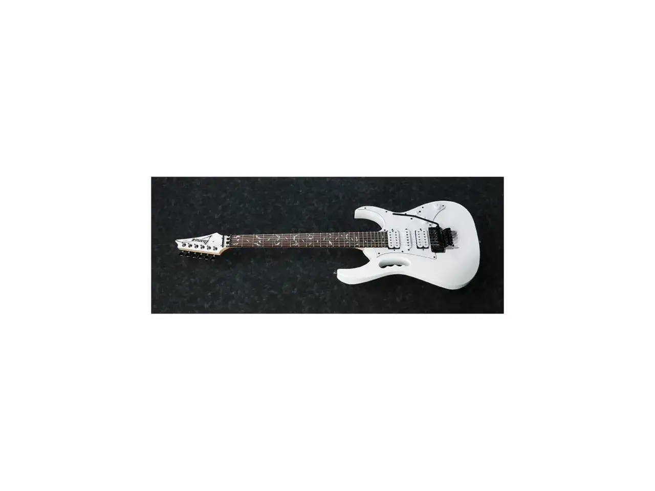 Biała gitara elektryczna Ibanez JEMJR-WH z czarnymi przetwornikami i ozdobnym gryfem. Idealna do rockowych riffów.