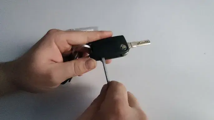 Wymiana baterii w kluczyku Skoda: Zrób to sam! Poradnik krok po kroku