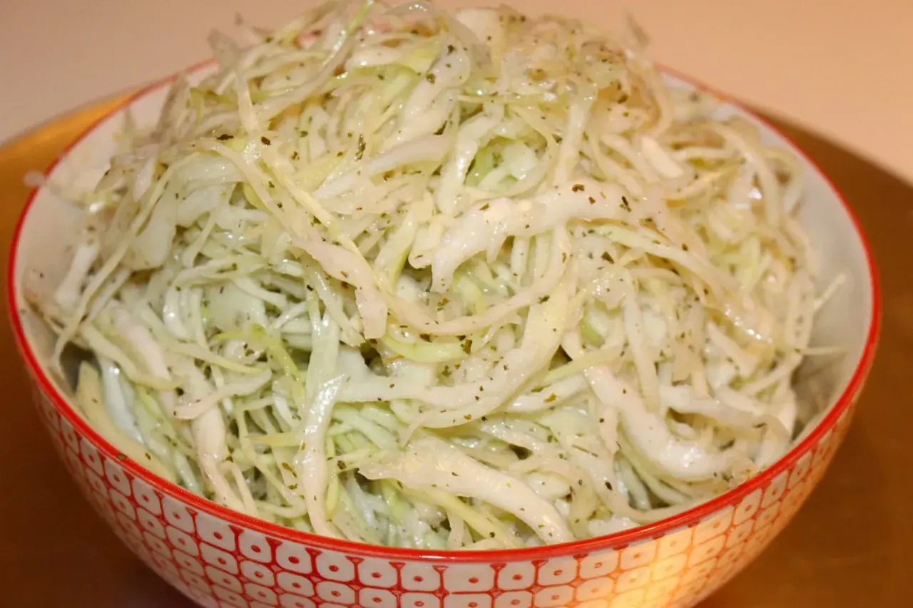 En skål med krispig vitkålssallad, perfekt för ett enkelt vitkål recept. Kryddad med örter och en krämig dressing.