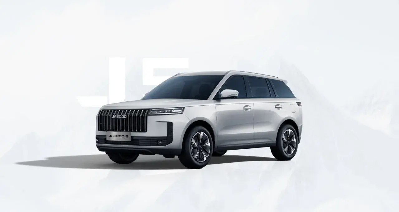 Srebrny Jaecoo 5, SUV o imponujących wymiarach, prezentuje się na tle gór.