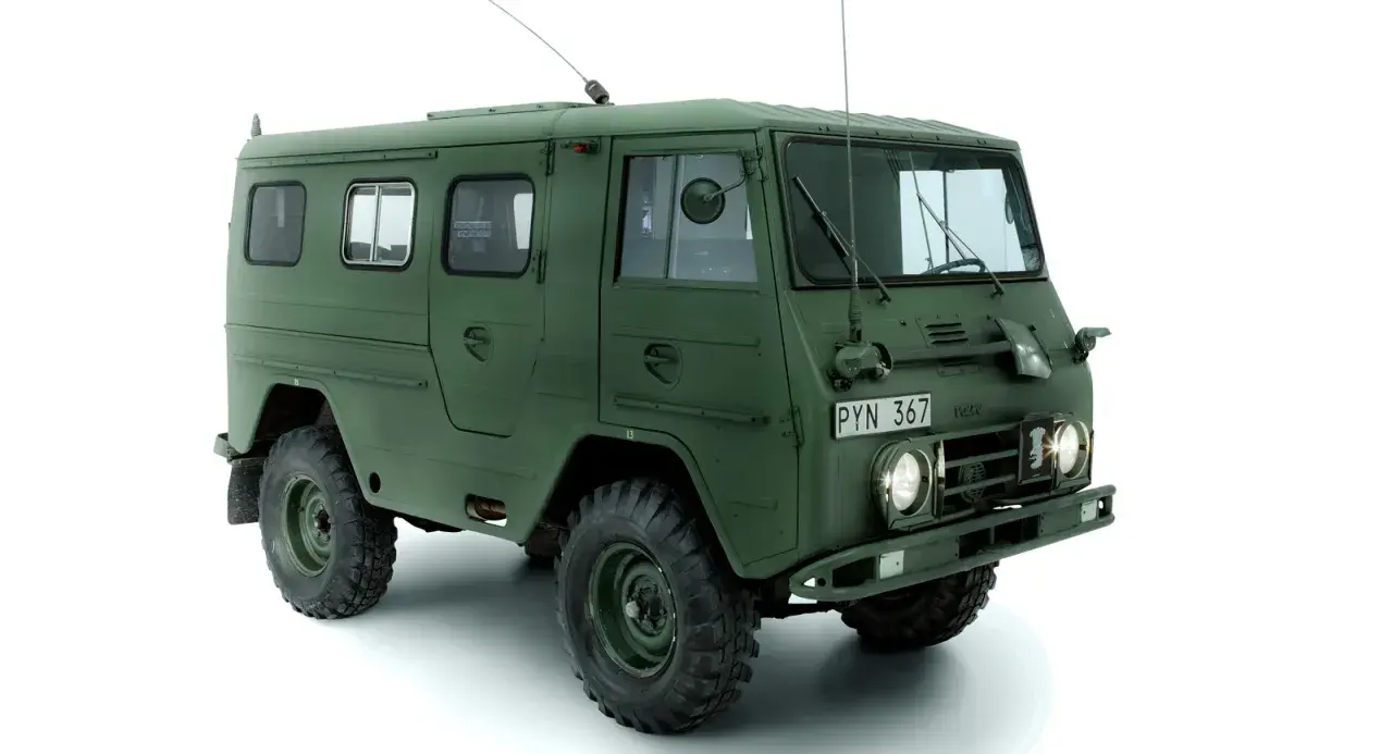 Grön militärbil, en Volvo Valp, står redo för äventyr.
