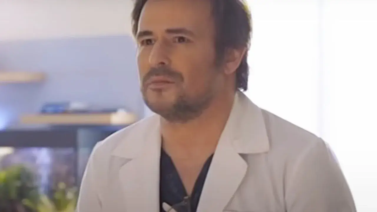 Bartosz Opani w białym kitlu, jakby przygotowywał się do roli w jednym z filmów.