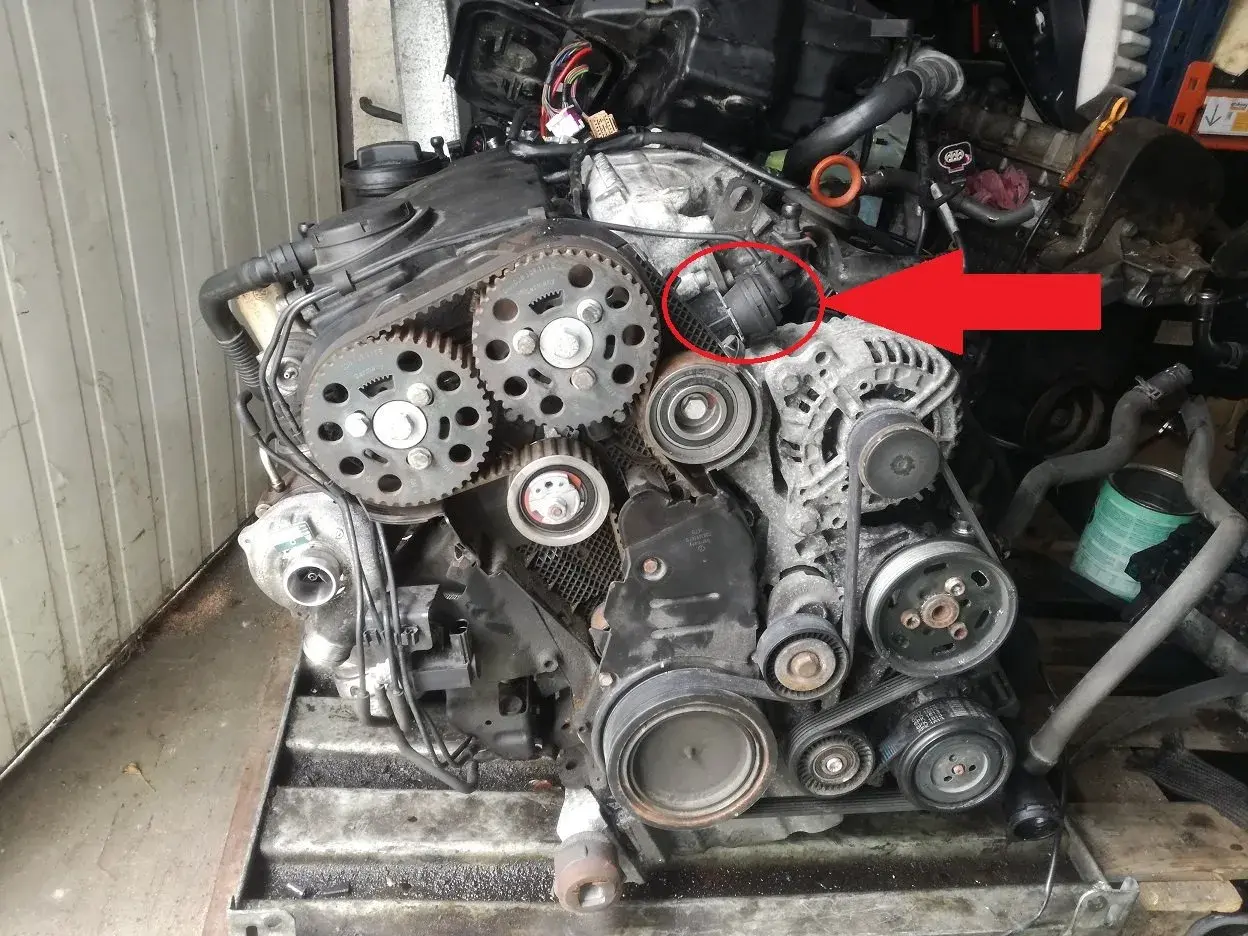 Silnik 2.0 TDI. Czerwona strzałka wskazuje potencjalną przyczynę braku mocy na niskich obrotach - zawór EGR.