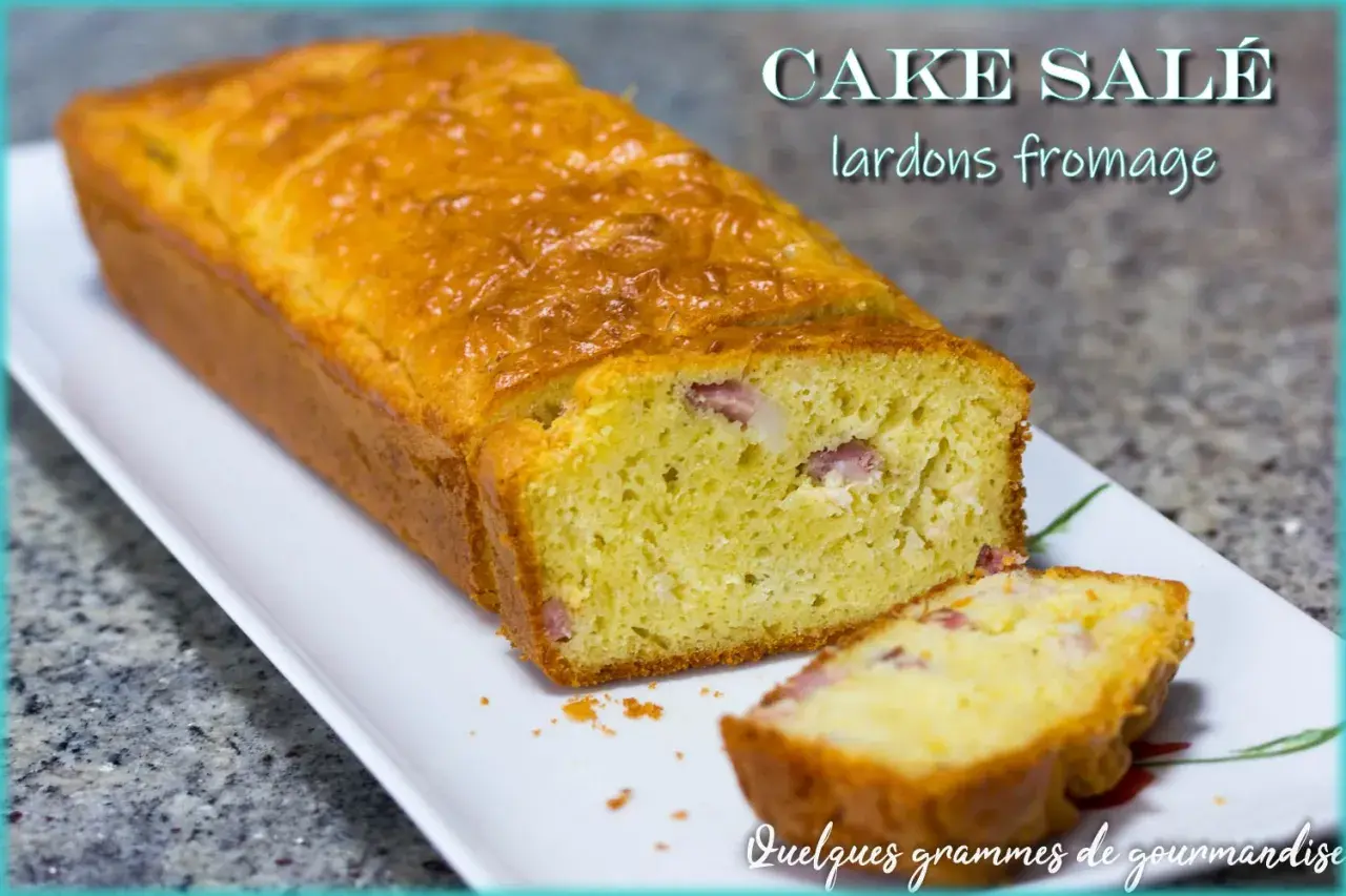 Un cake salé aux lardons et fromage, doré et moelleux, avec une tranche coupée pour révéler les morceaux savoureux.