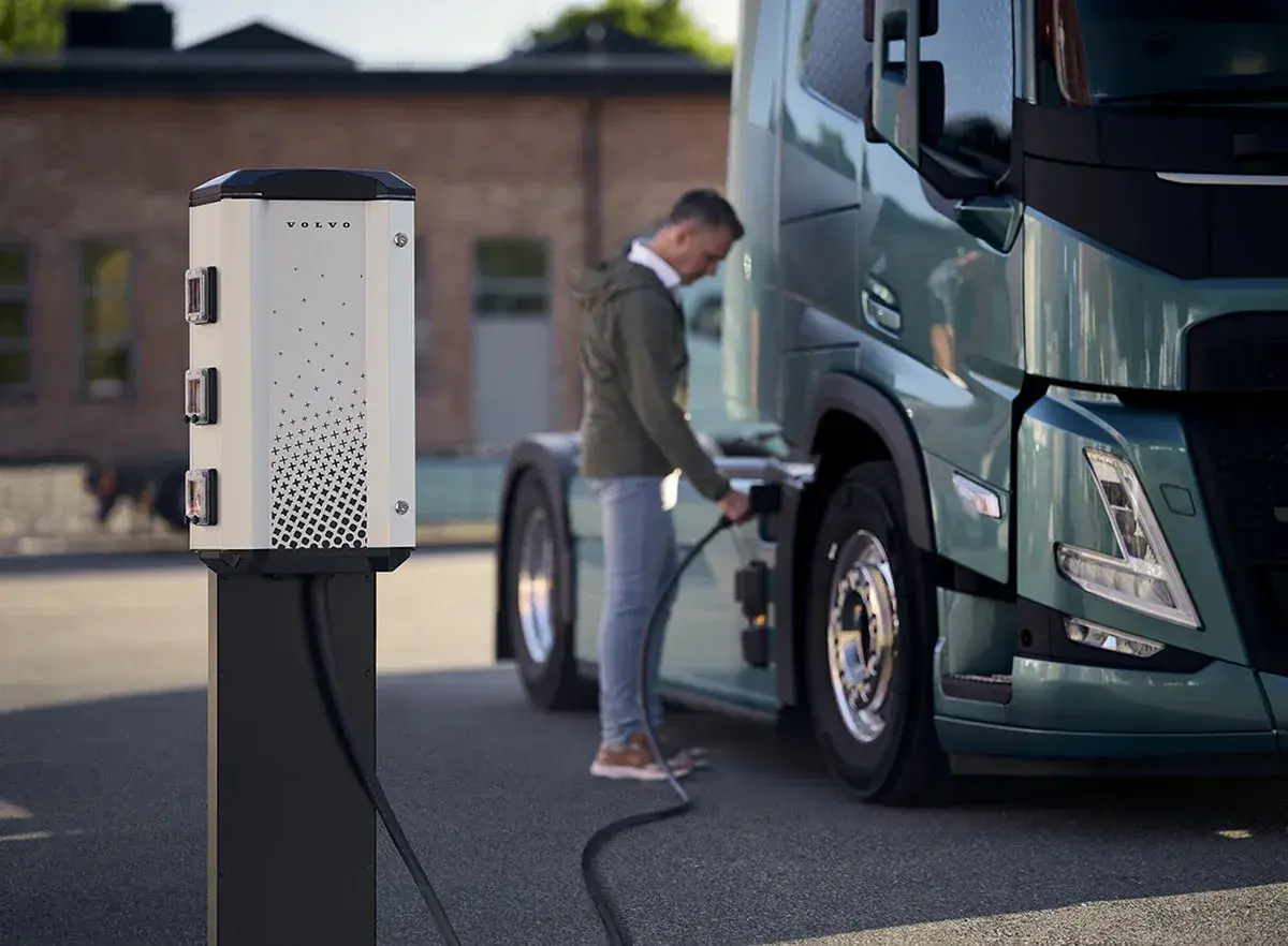 Mężczyzna ładuje zielonego Volvo. Czy dyspozycja to pauza? Czekamy na zieloną energię.
