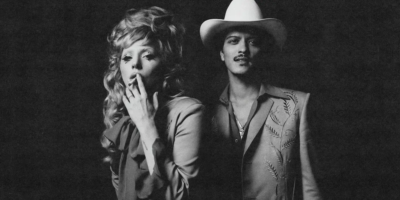 Lady Gaga z papierosem i Bruno Mars w kapeluszu. Tekst "die with a smile" idealnie pasuje do ich stylizacji.