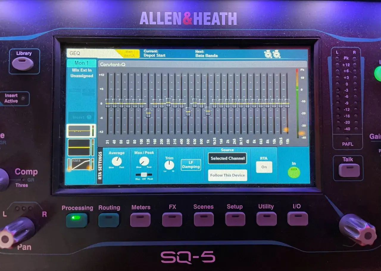 Allen & Heath SQ-5 Mischpult mit EQ-Einstellungen für live sound. Fader zeigen Frequenzanpassungen.