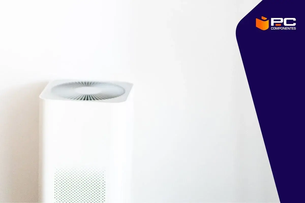 Un purificador de aire blanco, similar a un ventilador de pie, muestra su diseño minimalista. Averigua cuanto consume un ventilador de pie.