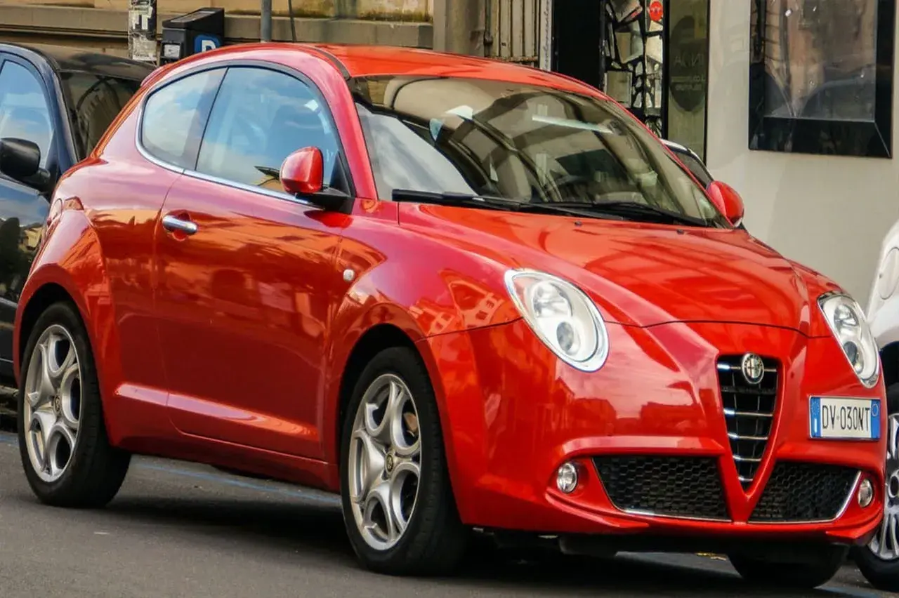 Alfa Romeo MiTo rossa, sportiva e agile, perfetta per chi cerca un'auto con un bollo auto 300 cv.