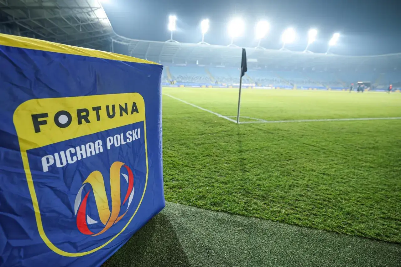 Flaga z logo Fortuna Pucharu Polski na tle stadionu. Czekamy na przebieg: Motor Lublin – Raków Częstochowa.