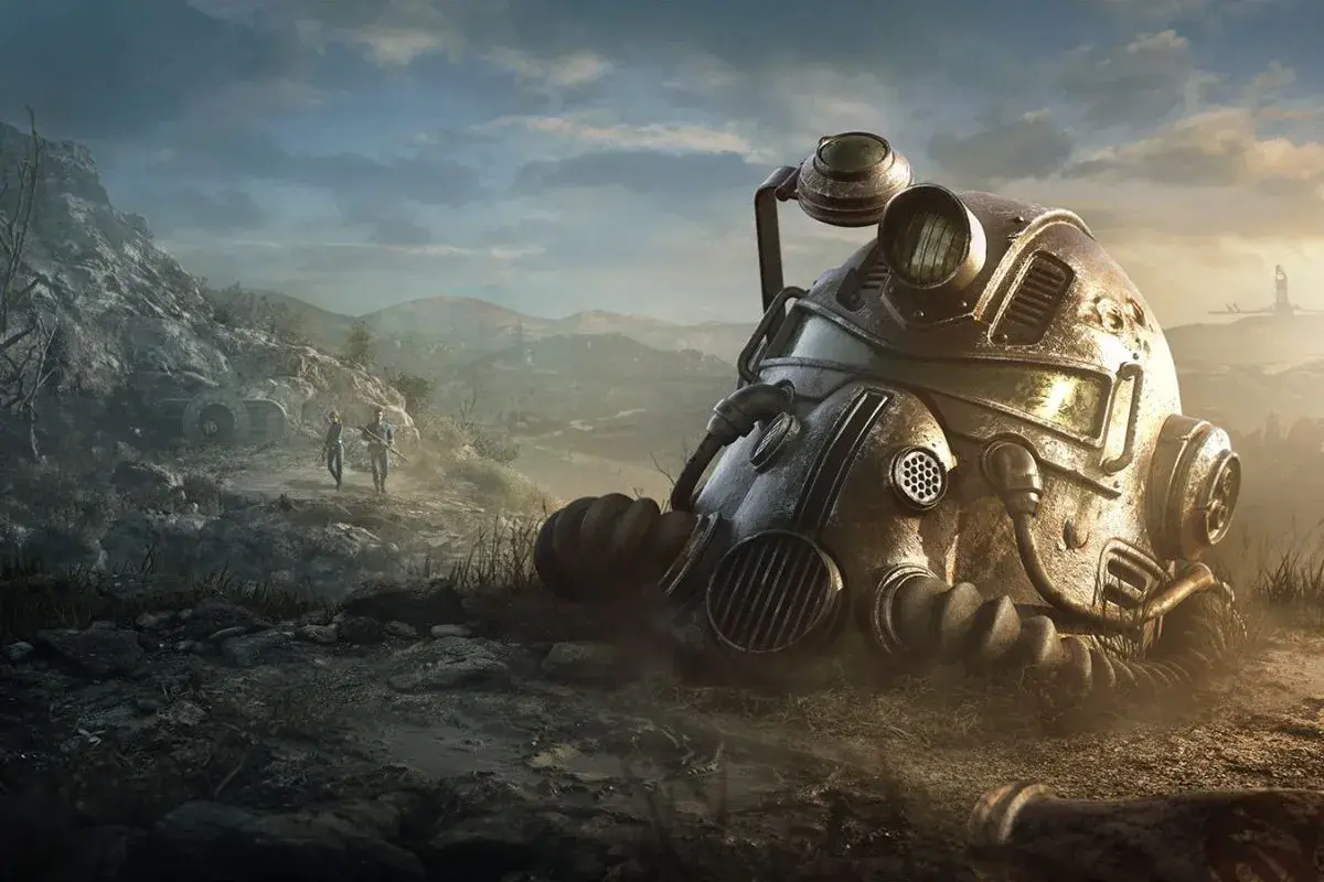 Zbroja z Fallout 76 leży na ziemi, dwójka graczy idzie w tle. Sprawdź fallout 76 wymagania!