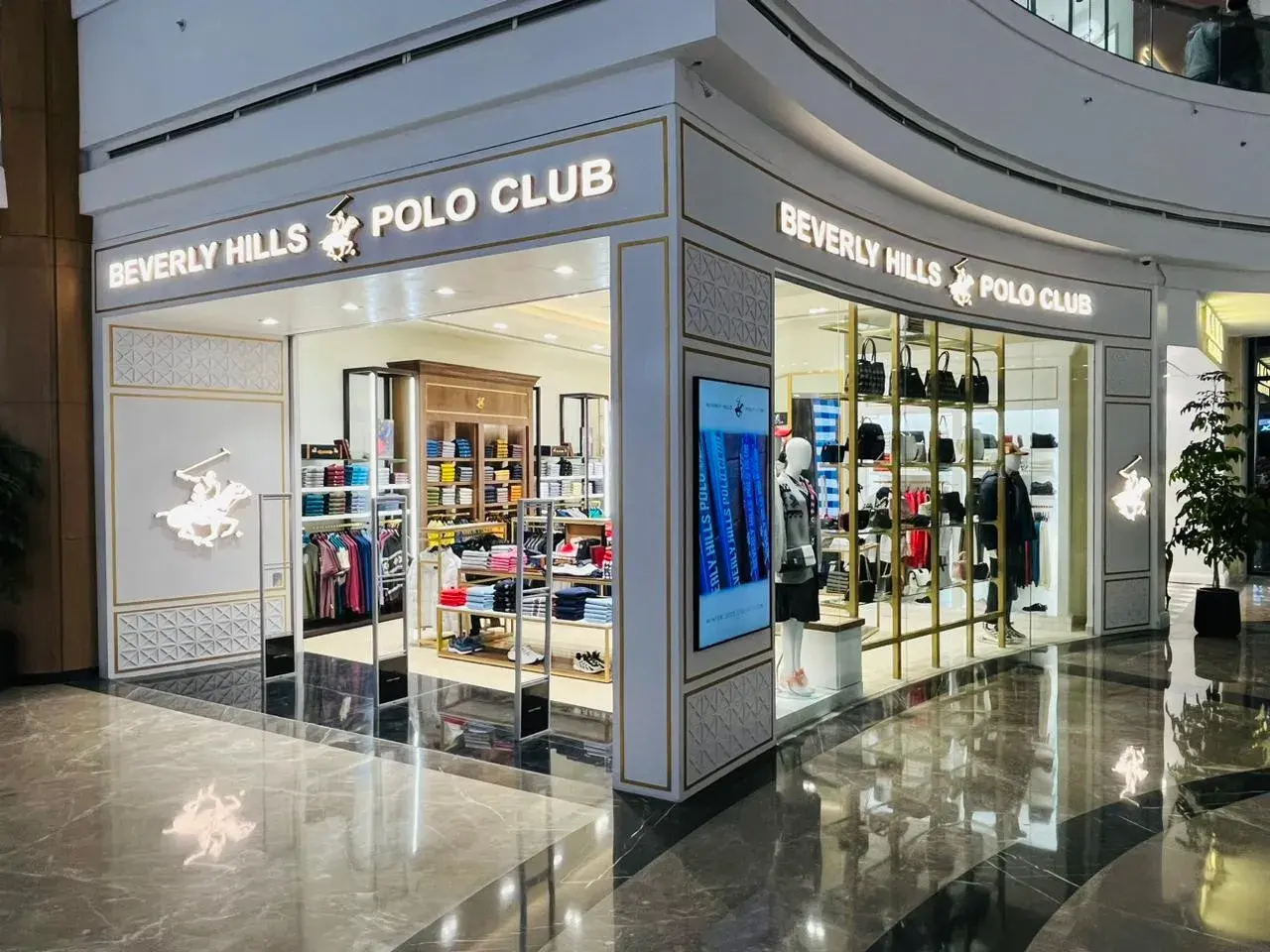 Sklep Beverly Hills Polo Club, znana marka odzieżowa, oferuje stylowe ubrania i akcesoria.