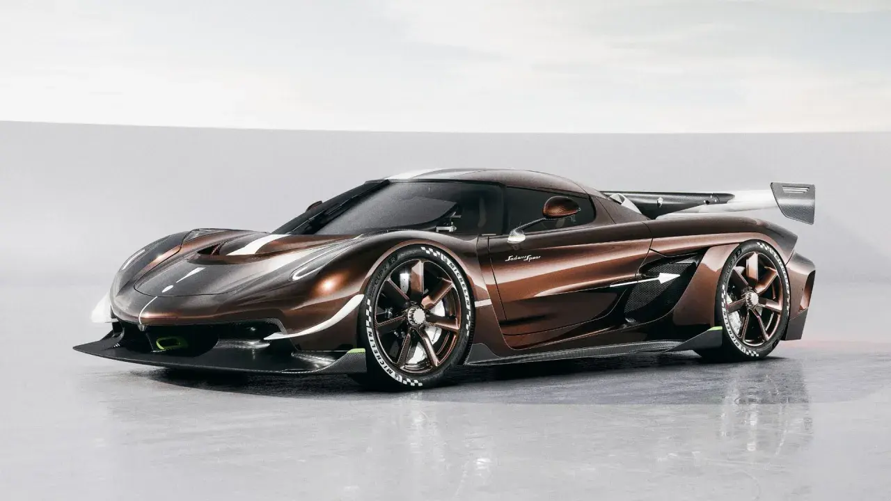 En ny Koenigsegg i glänsande brun lack med vita detaljer. Denna supersportbil ser ut att vara redo för banan.