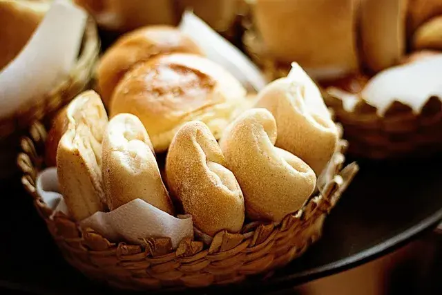 Ile świeżych drożdży na 1 kg mąki? Sprawdź idealne proporcje