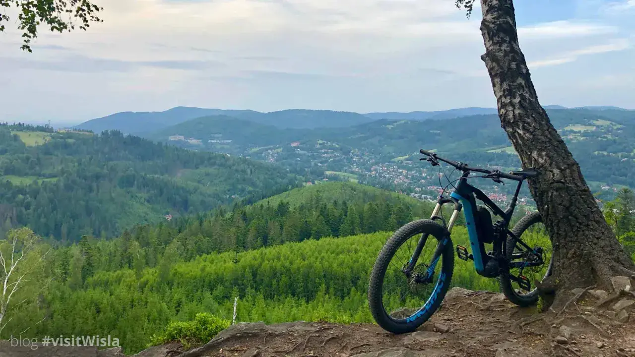 Rower górski czeka na przygodę na trasie rowerowej Skoczów Wisła. Widok na Beskidy zapiera dech w piersiach.