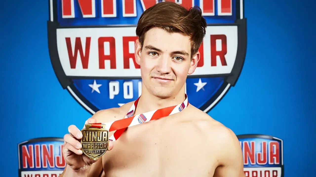 Jan Tatarowicz, zwycięzca Ninja Warrior Polska, dumnie prezentuje medal.