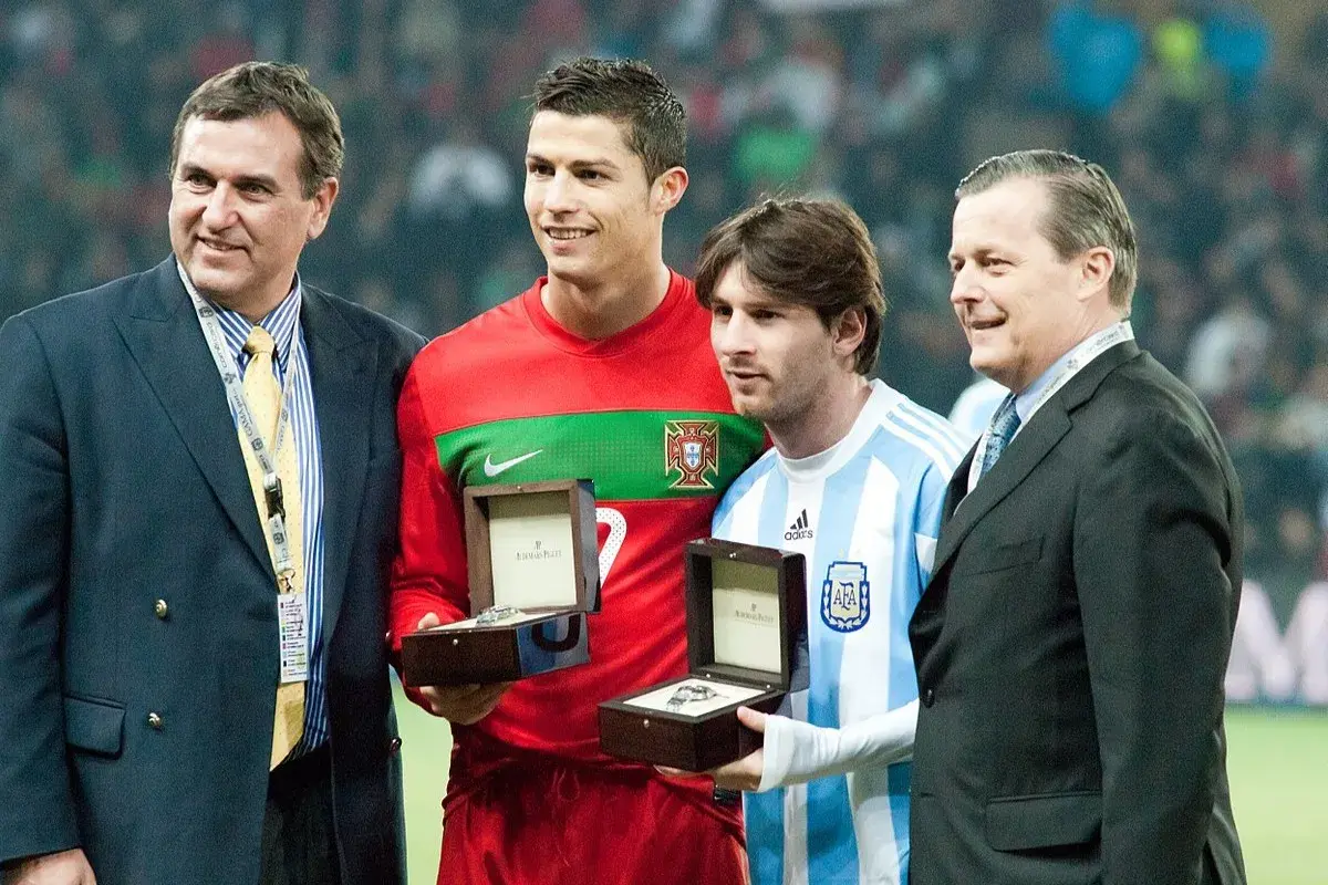 Ronaldo i Messi, dwaj z **100 najlepszych piłkarzy wszechczasów**, odbierają nagrody.