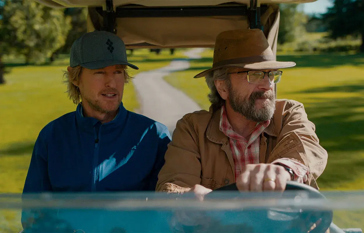 Owen Wilson och en vän i golfbil, en scen från filmer och tv-program med Owen Wilson.