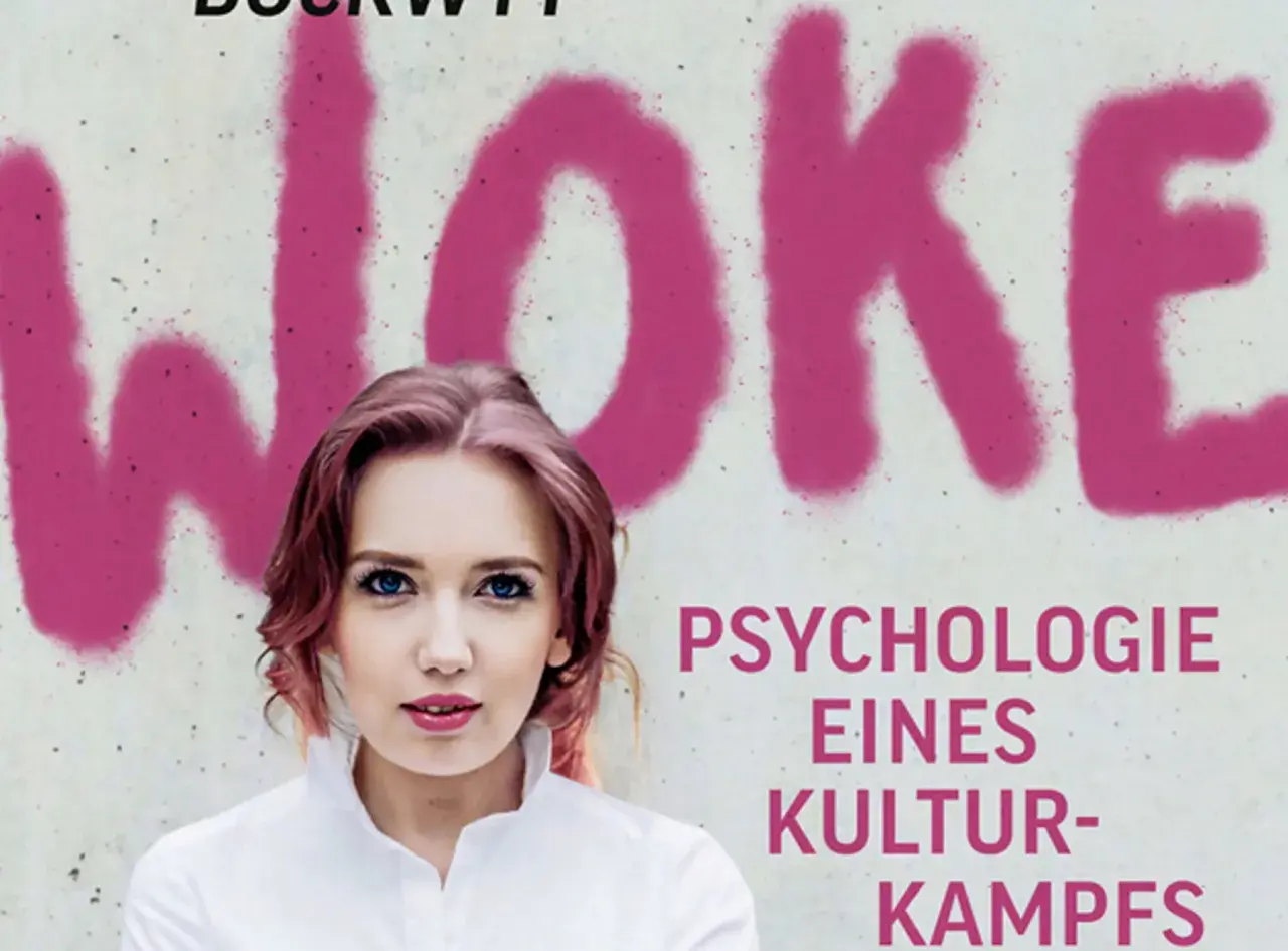 Junge Frau vor Schriftzug "WOKE". Der Text darunter lautet "Psychologie eines Kulturkampfes".