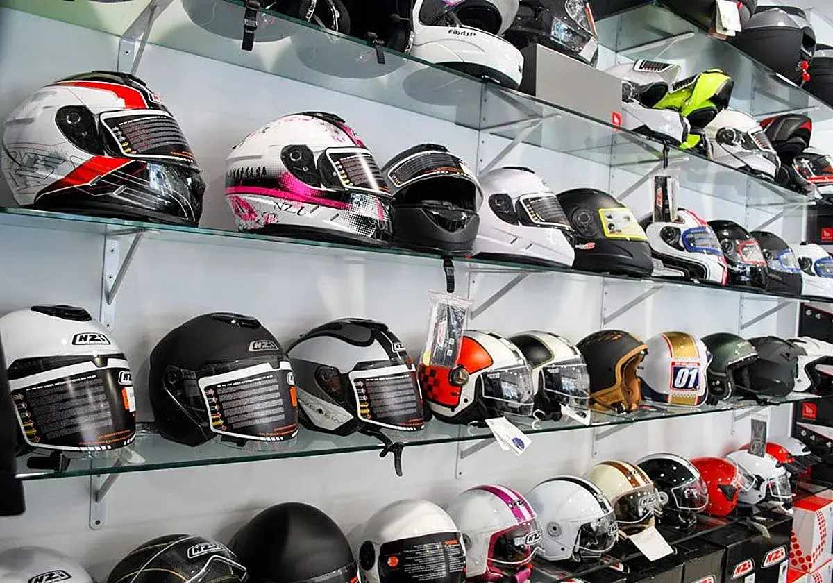 Estanterías llenas de cascos de moto de diversos colores y diseños. ¿Desde cuándo es obligatorio el casco en moto?