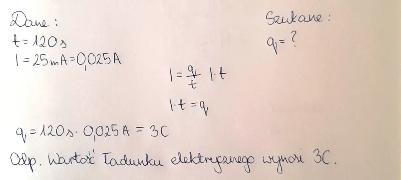 Obliczenia ładunku elektrycznego (q) na podstawie wzoru na natężenie prądu (I=q/t). Dane: t=120s, I=0,025A. Wynik: q=3C.