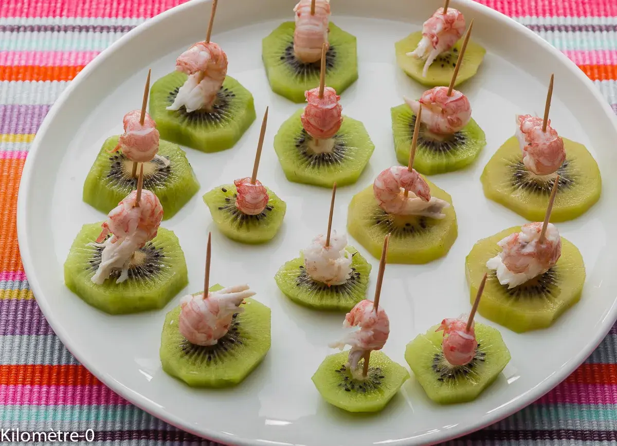 Verrine langoustine sur rondelles de kiwi, une bouchée fraîche et colorée.