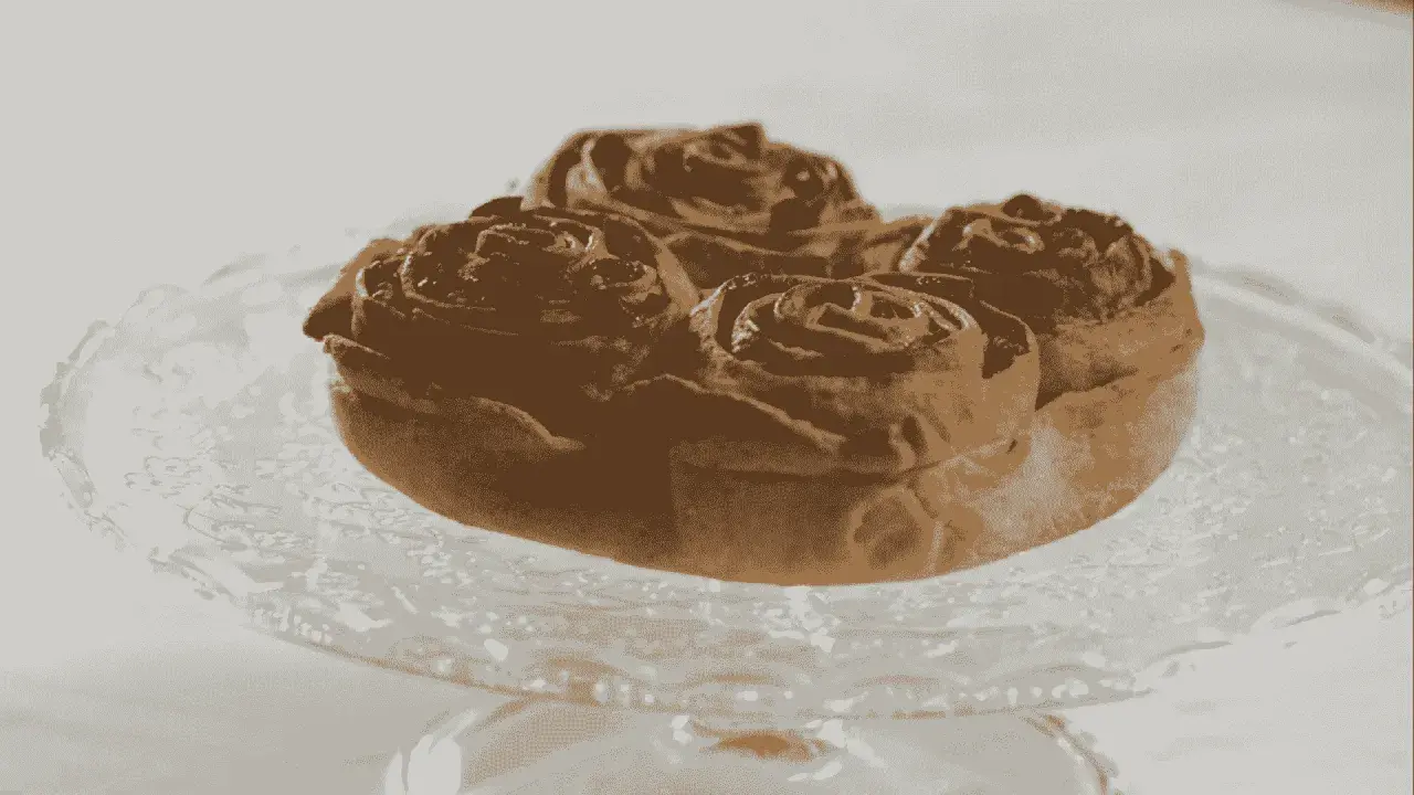Pitta nchiusa, un dolce invitante a forma di rosa, servito su un piatto di vetro.
